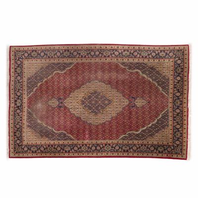 TAPETE TABRIZ. Em l&atilde; de tons policromos. Pequenas manchas e pequenas falhas. Dim.: 300 x 203 cm.