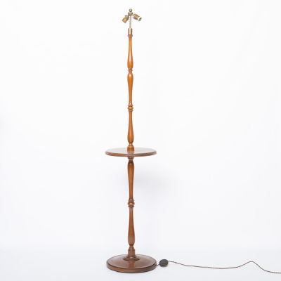 CANDEEIRO DE P&Eacute;. Em mogno torneado, com mesa circular. Sinais de uso. Dim.: 190 cm.