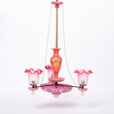 CANDEEIRO DE TECTO DE TR&Ecirc;S LUMES. Em vidro colorido pintado, decora&ccedil;&atilde;o policromada e 