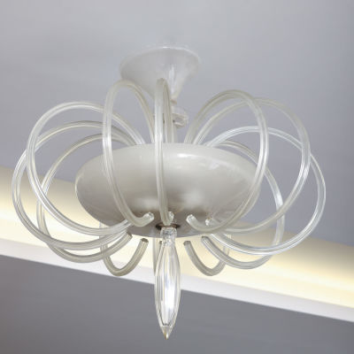 CANDEEIRO DE TECTO. Em vidro moldado, ta&ccedil;a em fosco. Sinais de uso e &iacute;nfima esbei&ccedil;adela. Dim.: 70 cm.