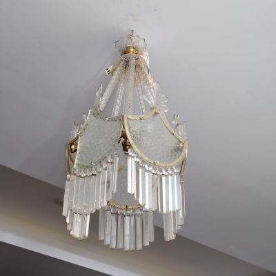 CANDEEIRO DE TECTO. Em metal e vidro com pingentes em cristal, vidro moldado e lapidado. 