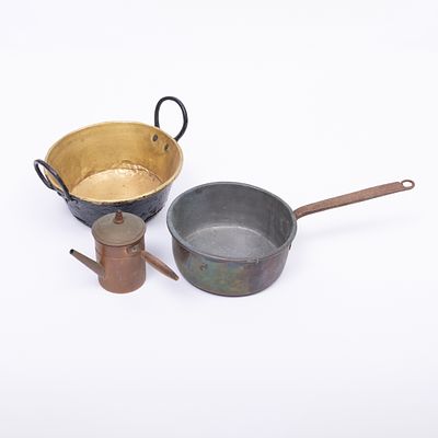 SERTÃ, TACHO E CHOCOLATEIRA. Em cobre e latão, pegas em ferro e madeira torneada. Sinais