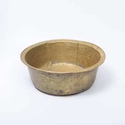 BACIA DE GRANDES DIMENSÕES. Em latão. Sinais de uso, amolgadelas e pequenas falhas e