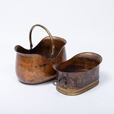 DOIS RECIPIENTES PARA LENHA. Em cobre e latão. Sinais de uso. Dim.: 21x55x55 e 49x51x36 cm.