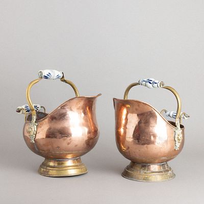 DOIS BALDES PARA LENHA. Em cobre e latão, pegas em cerâmica. Amolgadelas e pequenos defeitos.