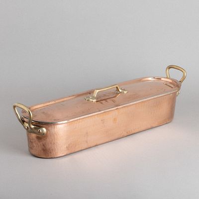 PEIXEIRA. De grandes dimensões, em cobre, pega da tampa e asas em latão. Com a grade interior.