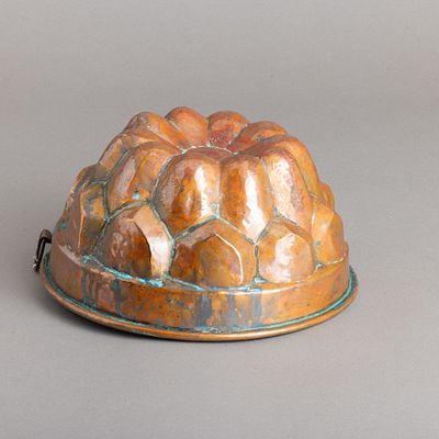 FORMA PARA BOLOS. Em cobre, decoração relevada e argola de suspensão. Sinais de uso e pontos de