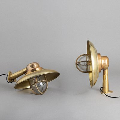 PAR DE LANTERNAS DE NAVIO. Em latão. Electrificadas. Sinais de uso e alguns pontos de oxidação.