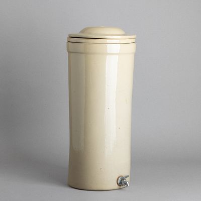 FILTRO DE ÁGUA. Em grés vidrado, com torneira em metal, possivelmente Inglês. Sinais de