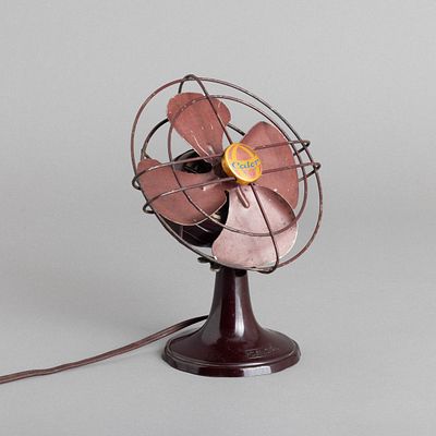 VENTOINHA. Em metal pintado e outros materiais, da marca Calor. Vintage. Sinais de uso e