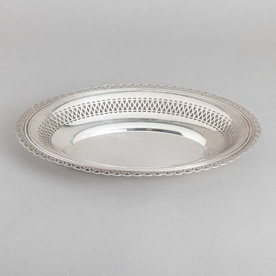 CESTO OVAL. Em metal prateado, aba recortada e vazada, marcado, Francês. Sinais de uso e