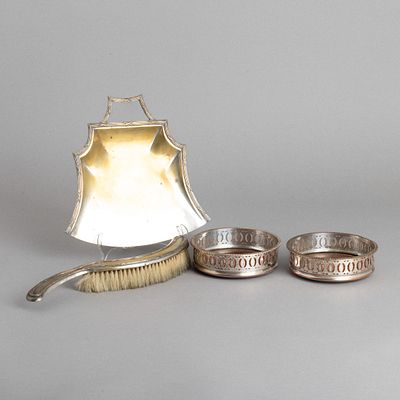 PAR DE BASES PARA GARRAFA, PÁ APANHA MIGALHAS E ESCOVA. Em metal prateado, decoração