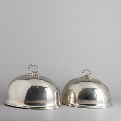 DUAS TAMPAS (CLOCHE) DE TRAVESSA. Em casquinha Inglesa marcadas uma com pega perlada e relevada.