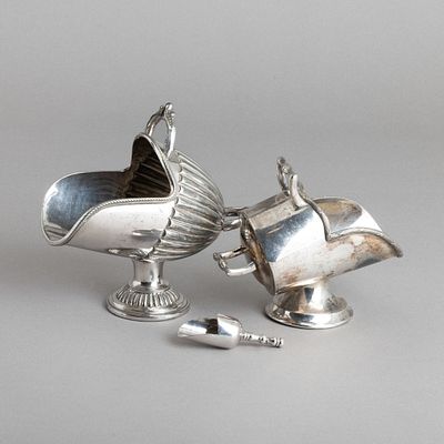 DOIS A&Ccedil;UCAREIROS E UMA P&Aacute;. Em metal prateado, decoração diversa. Ingleses. Sinais 