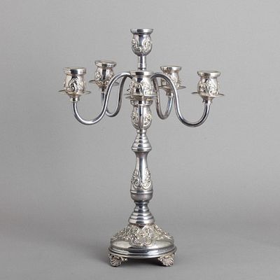 CANDELABRO DE SEIS LUMES. Em metal prateado, decoração relevada e gravada "enrolamentos, flores