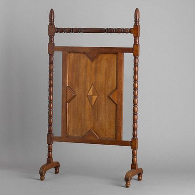 ECRÃ DE MESA. Em diferentes madeiras, apoios torneados. Sinais de uso e pequenos