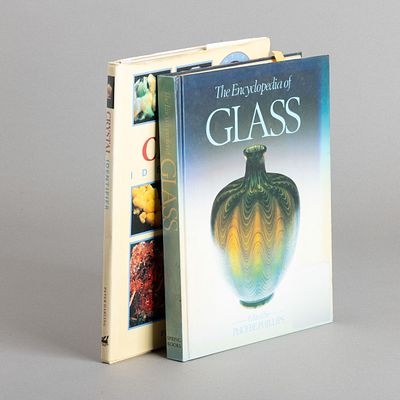 DOIS LIVROS. The Encyclopedia of Glass, Edited by Phoebe Phillips e Crystal Identifier por Peter