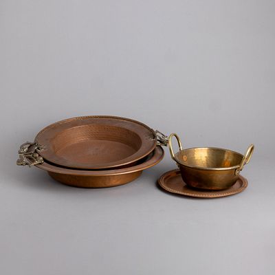 DUAS BRASEIRAS, PRATO E TACHO. Em cobre e latão, decoração diversa, pegas das braseiras 