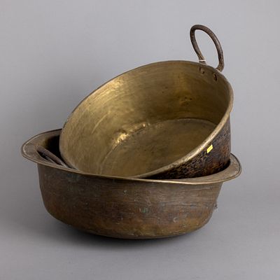 BACIA E TACHO. Em cobre, tacho com pegas em ferro. Sinais de uso, amolgadelas e alguns defeitos. 