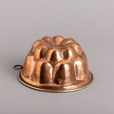 FORMA PARA BOLOS. Em cobre, decoração relevada e argola de suspensão. Sinais de uso e leves 