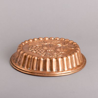 FORMA OVAL. De grandes dimensões. Em cobre fundo relevado com frutos e argola de suspensão. 