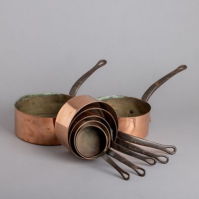 SETE CA&Ccedil;AROLAS. Em cobre, pegas em ferro, tamanhos decrescentes. Sinais de uso e pequenos 