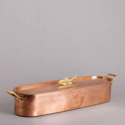 PEIXEIRA. De grandes dimensões, em cobre, pega da tampa e asas em latão, com a grade interior. 