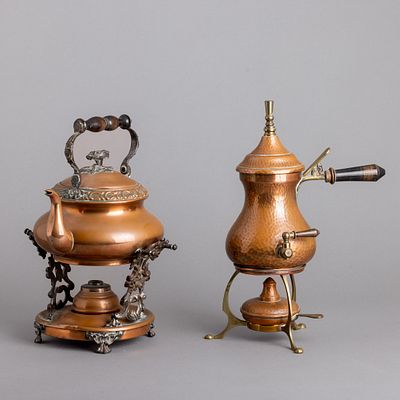 BULE E CHOCOLATEIRA COM ESCALFADORES. Em cobre e latão, decoração martelada e relevada, pegas em 