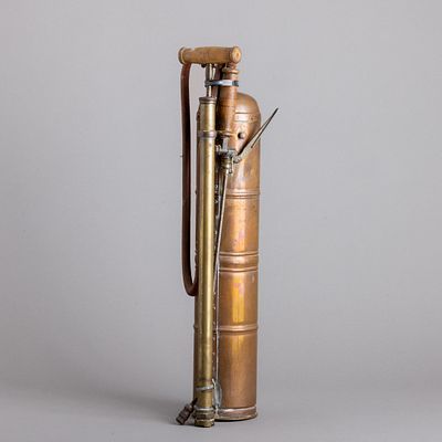 PULVERIZADOR. Em cobre, latão e outros materiais. Sinais de uso e pequenos defeitos. Dim.: 59 cm.