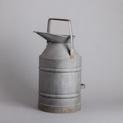 C&Acirc;NTARO. Em metal galvanizado. Sinais de uso, pequenas falhas, algumas oxidações. Dim.: 57 cm.