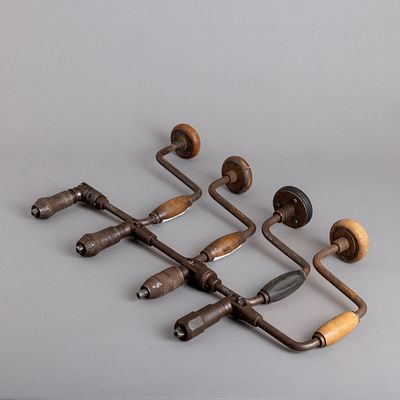 QUATRO ARCOS DE PUA. Em ferro, três com pegas e apoio em madeira e um em material sintético. 
