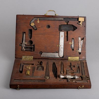 CAIXA COM FERRAMENTAS. Caixa em madeira, no interior diversas ferramentas em ferro e outros 