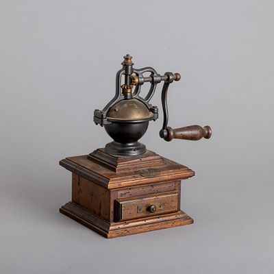 MOINHO DE CAF&Eacute;. Caixa com gaveta em madeira, mecanismo em ferro e metal. Sinais de uso 