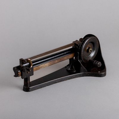 AFIADOR DE L&Aacute;PIS. Em ferro fundido e metal pintado a negro, marcado Guhl &amp; Harbeck - 