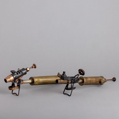 DOIS MA&Ccedil;ARICOS. Em diferentes metais, um marcado Barthel. Sinais de uso, pequenos 