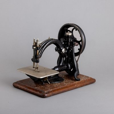 M&Aacute;QUINA DE COSTURA MINIATURA. Em ferro pintado, base em madeira, marca Willcox &amp; 