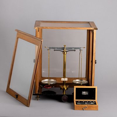 BALAN&Ccedil;A DE OURIVES. Em metal, de dois pratos, maquineta em madeira e vidro. Acompanha 