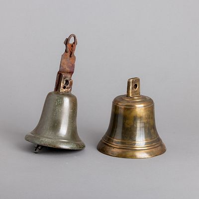 DOIS SINOS. Em bronze, um com suporte em ferro. Sinais de uso, pequenos defeitos e pontos de 