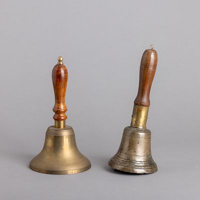 DUAS SINETAS. Uma em bronze, outra em metal amarelo, pegas em madeira torneada. Sinais de uso. 