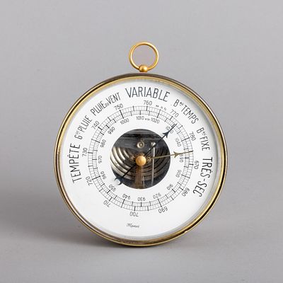 BAR&Oacute;METRO. Caixa em metal amarelo, da marca Maxant. Sinais de uso e pequenos defeitos. 