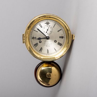 REL&Oacute;GIO DE NAVIO. Em metal amarelo, mostrador prateado com numeração romana. Marcado 