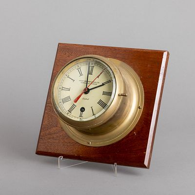 REL&Oacute;GIO DE NAVIO. Em metal amarelo, mostrador pintado com numeração romana, Inglês, marca 