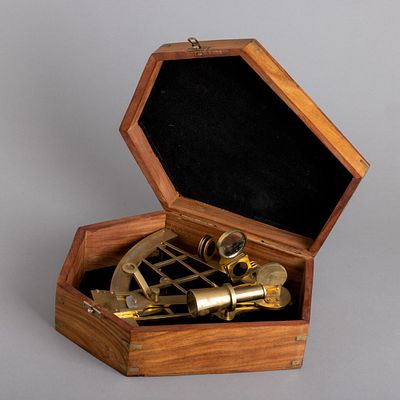 SEXTANTE. Em metal amarelo, punho torneado em madeira e outros materiais. Estojo em madeira. 