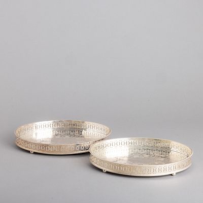 PAR DE TABULEIROS OVAIS DE GRADINHA. Em metal prateado Inglês, decoração gravada "motivos 