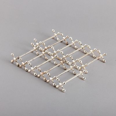 CONJUNTO DE DOZE DESCANSOS DE TALHERES. Em metal prateado com extremidades recortadas e 