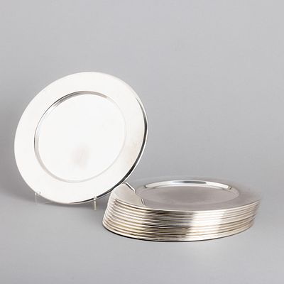 DOZE MARCADORES. Em metal prateado, decoração lisa. Sinais de uso. Dim.: 29,5 cm.