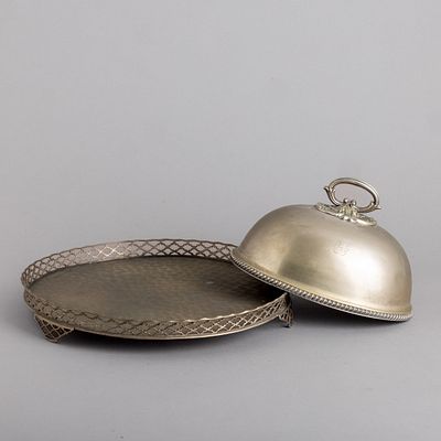 TAMPA (CLOCHE) DE TRAVESSA E BILHETEIRA DE GRADINHA. Em metal prateado, pega e bordo relevados. 