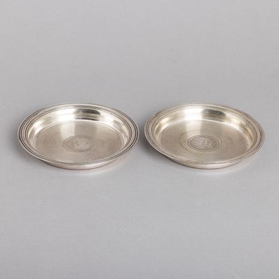 PAR DE BASES PARA GARRAFAS. Em metal prateado, decoração gravada e bordo relevado, francesas 