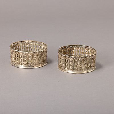 PAR DE BASES PARA GARRAFAS. Em casquinha decoração relevada e vazada com elementos vegetalistas 