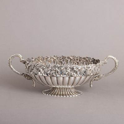 CENTRO DE MESA OVAL. Em casquinha da Topázio, decoração gomada, relevada e vazada "parras e 